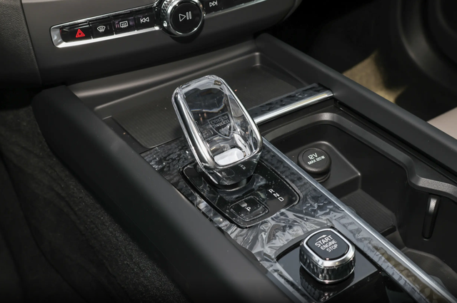 售价39.69万元起,2026款沃尔沃XC60上市,竞争奥迪Q5L