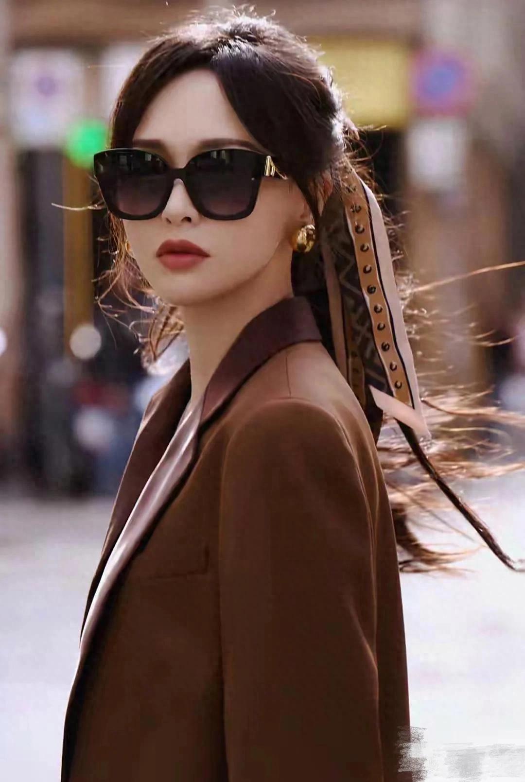 唐嫣一袭焦糖色西装利落大气,搭配带铆钉的丝巾更添精致细节