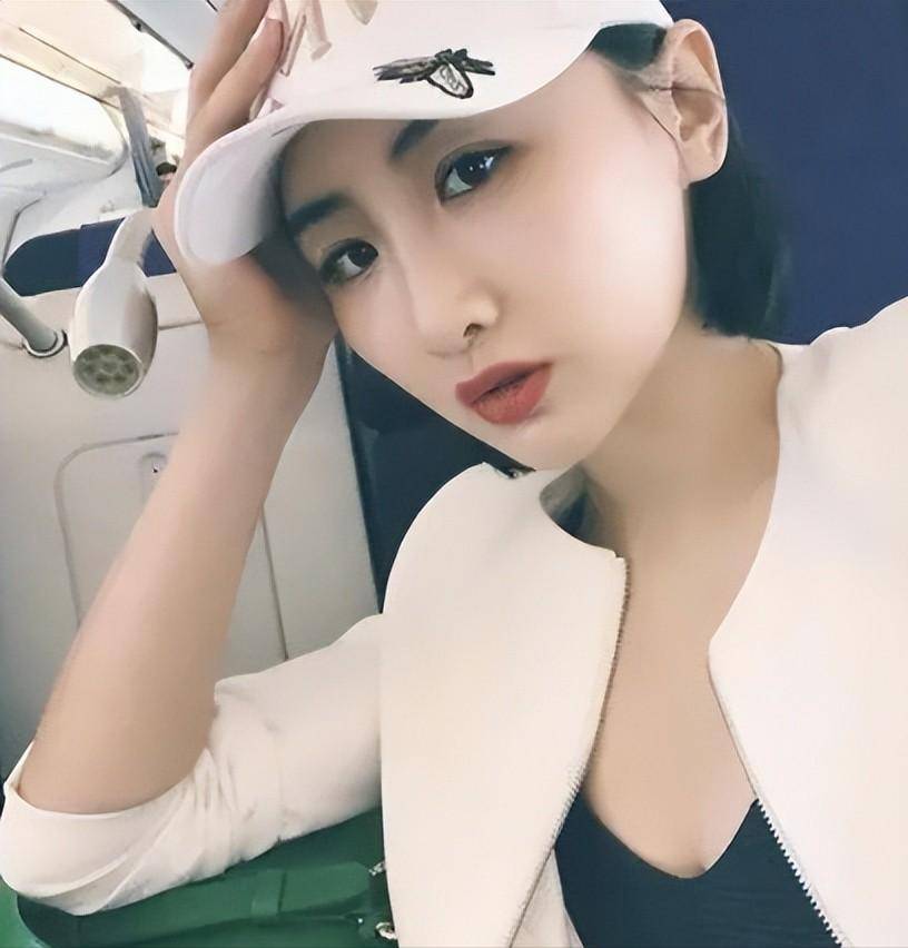 和陈一冰分手8年后，她与二婚名导未婚先孕，如今不上班享受生活