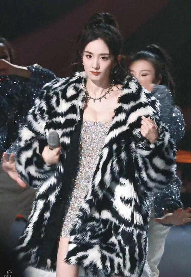 炸裂！家人们谁懂啊！杨幂这次太拉风了，燃爆全场！