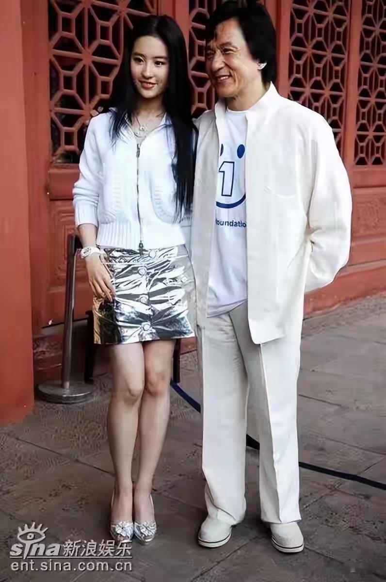 刘亦菲成龙同框:跨越时代的影坛佳话