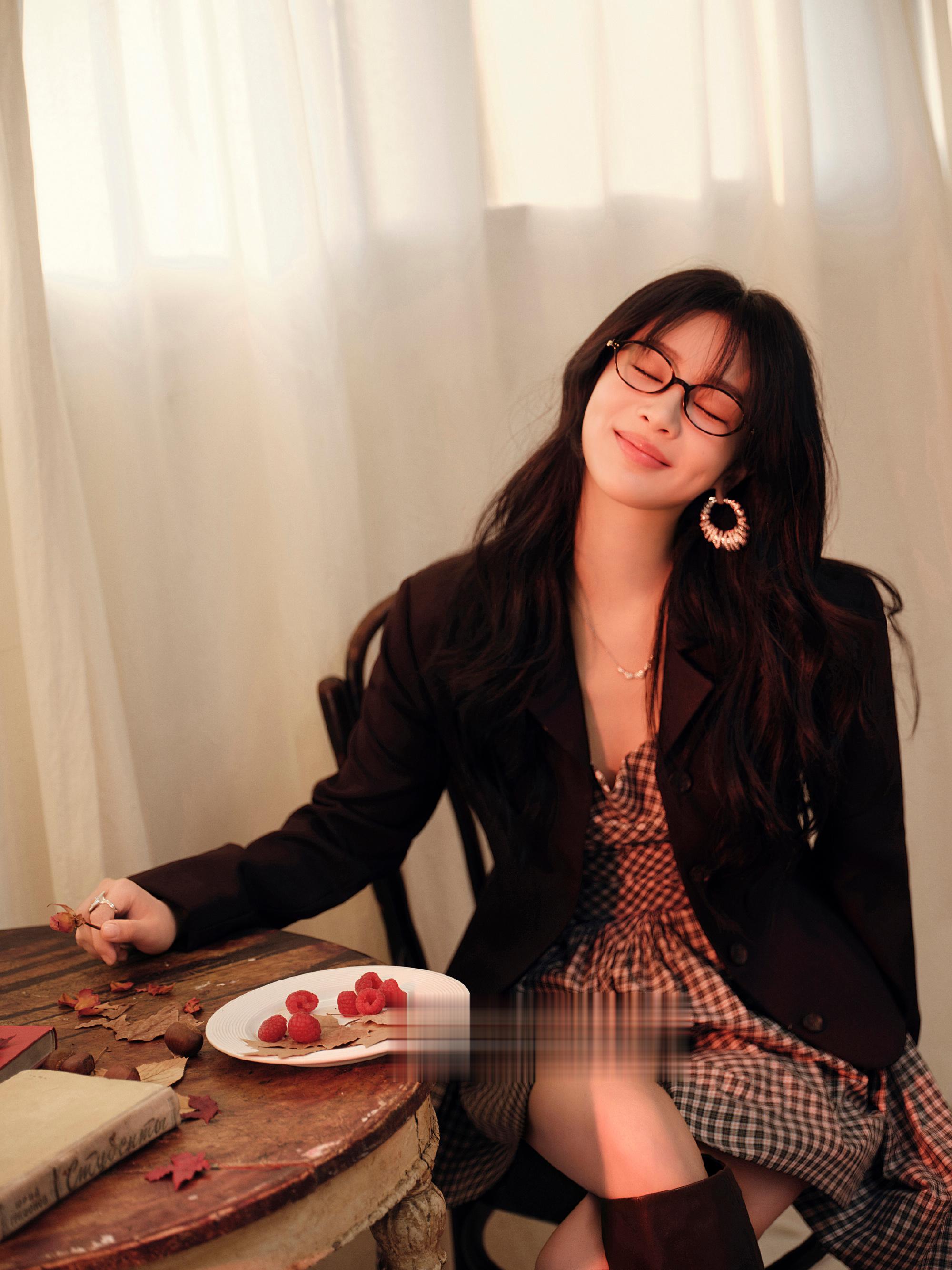 杨紫复古甜酷风超吸睛，直播创意名场面不断，时尚趣味双拉满！