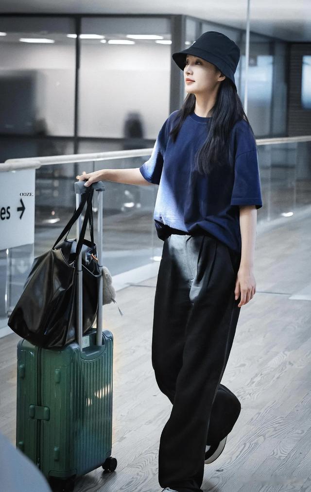 李沁奥斯陆机场回国抵达北京路透,渔夫帽搭配阔腿裤,休闲大方