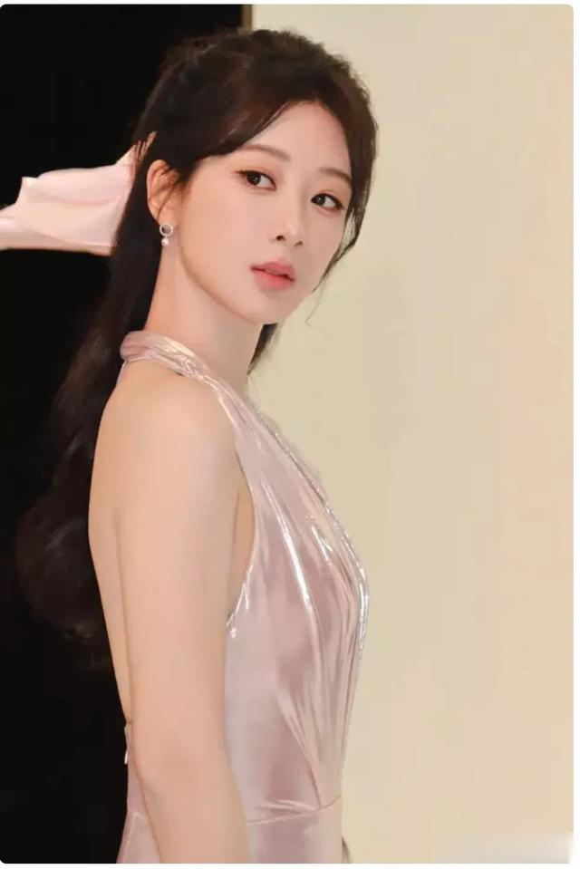 挂脖深V映珠光，杨紫解锁纯欲新高度