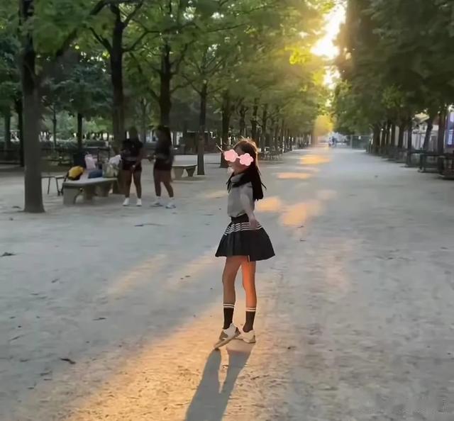 伊能静全家度假，秦昊宠女细节满满，米粒腿型吸睛