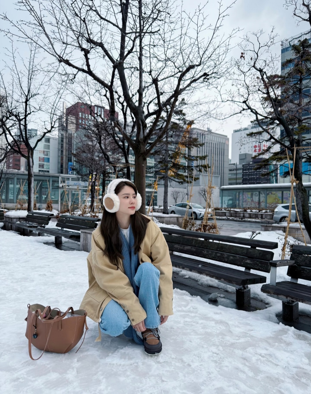 林峯陪张馨月回娘家过圣诞，一家三口逛超市，5岁女儿衣服显大