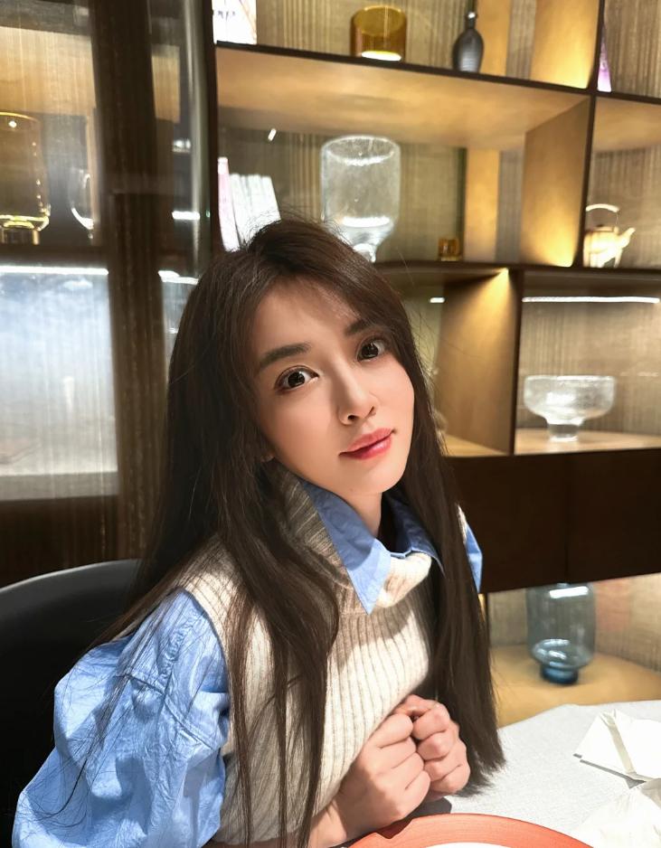 王晓晨和俞灏明高档餐厅约会，小嘴像抹了蜜好会说，俩人点6道菜