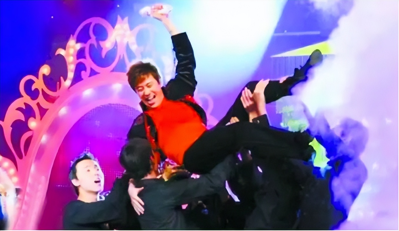 歌手解晓东：14次登春晚，曾提携章子怡，破产后抑郁住养老院？