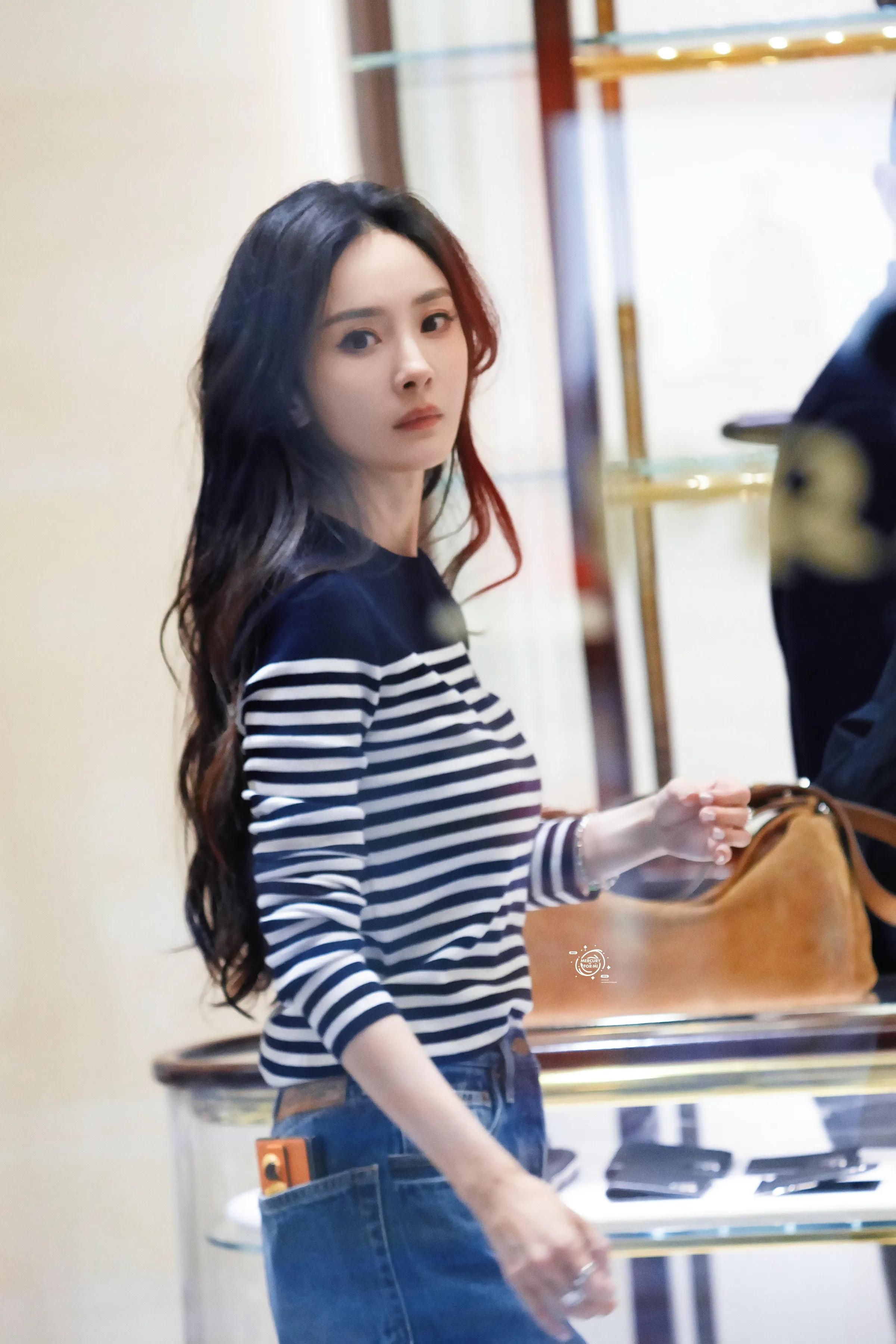 杨幂带着葫芦去米兰，她穿Prada海魂衫探店，腿瘦的裤子撑不起来