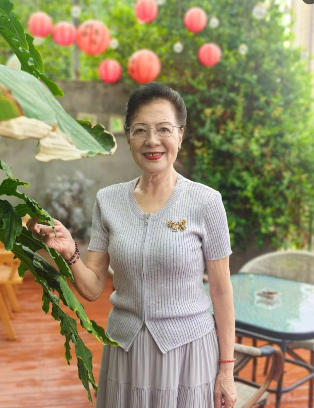 陈数给妈妈过82岁生日，送马思纯给的胸针，妈妈出镜优雅头发乌黑