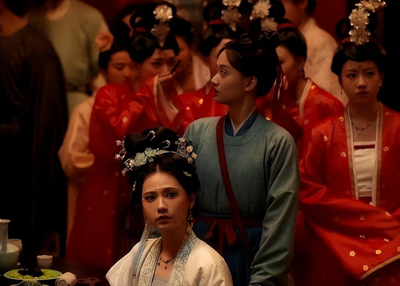 歪瓜裂枣就别尬演“花魁”了，31岁姜佩瑶告诉你，啥叫媚骨天成