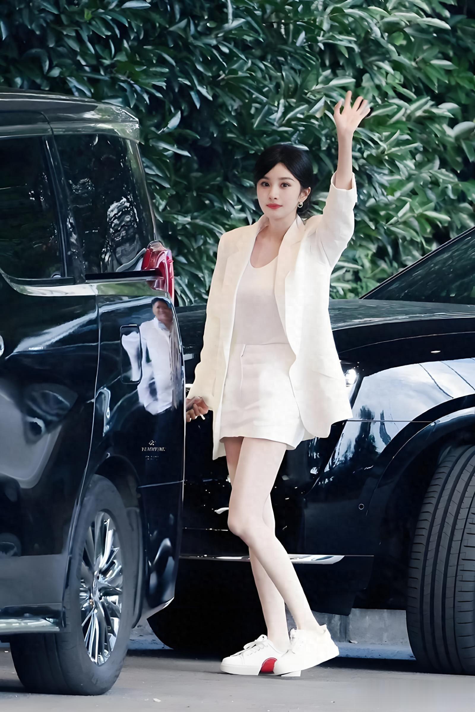 38 岁杨幂上班照流出，这脸这状态，说 18 岁我都信！