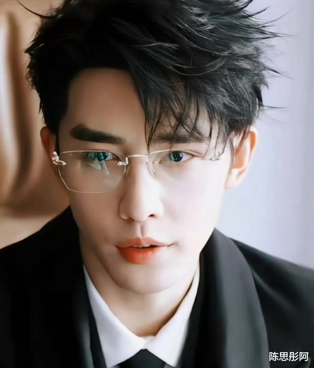 短剧霸总申浩男直播卖惨引公愤