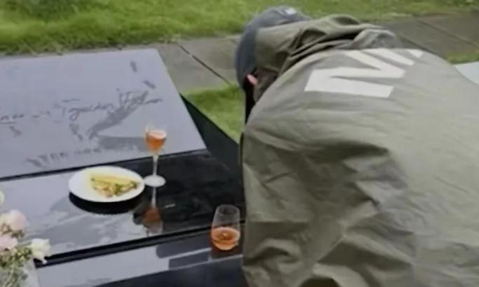 大S离世半年!具俊晔冒雨祭拜大S,现场曝光贡品是香槟和三明治