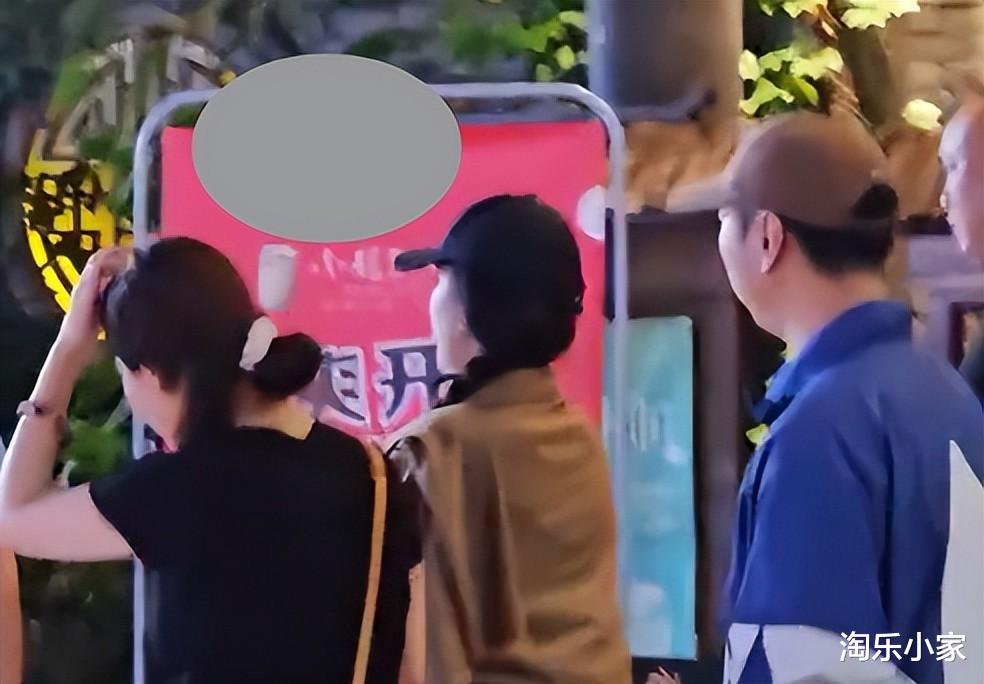 网友成都偶遇刘亦菲庆生！穿碎花裙吃火锅，这状态谁敢信？