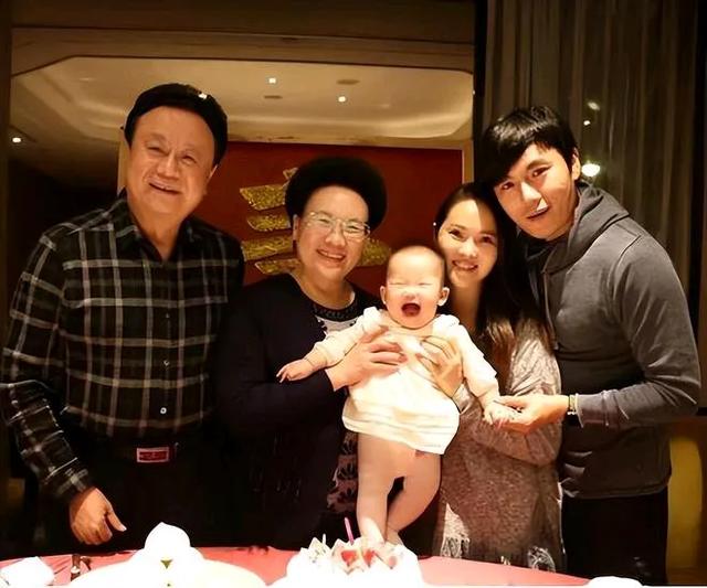 爱马仕偶遇伊能静夫妇，两人穿拖鞋溜达，还考察一平米21w的豪宅