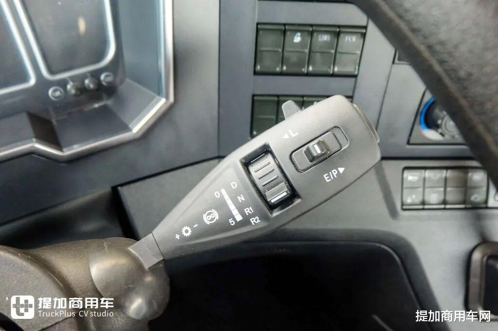 630匹大马力！康明斯一体化动力链加持，联合重卡金凤凰天然气牵引车实拍！