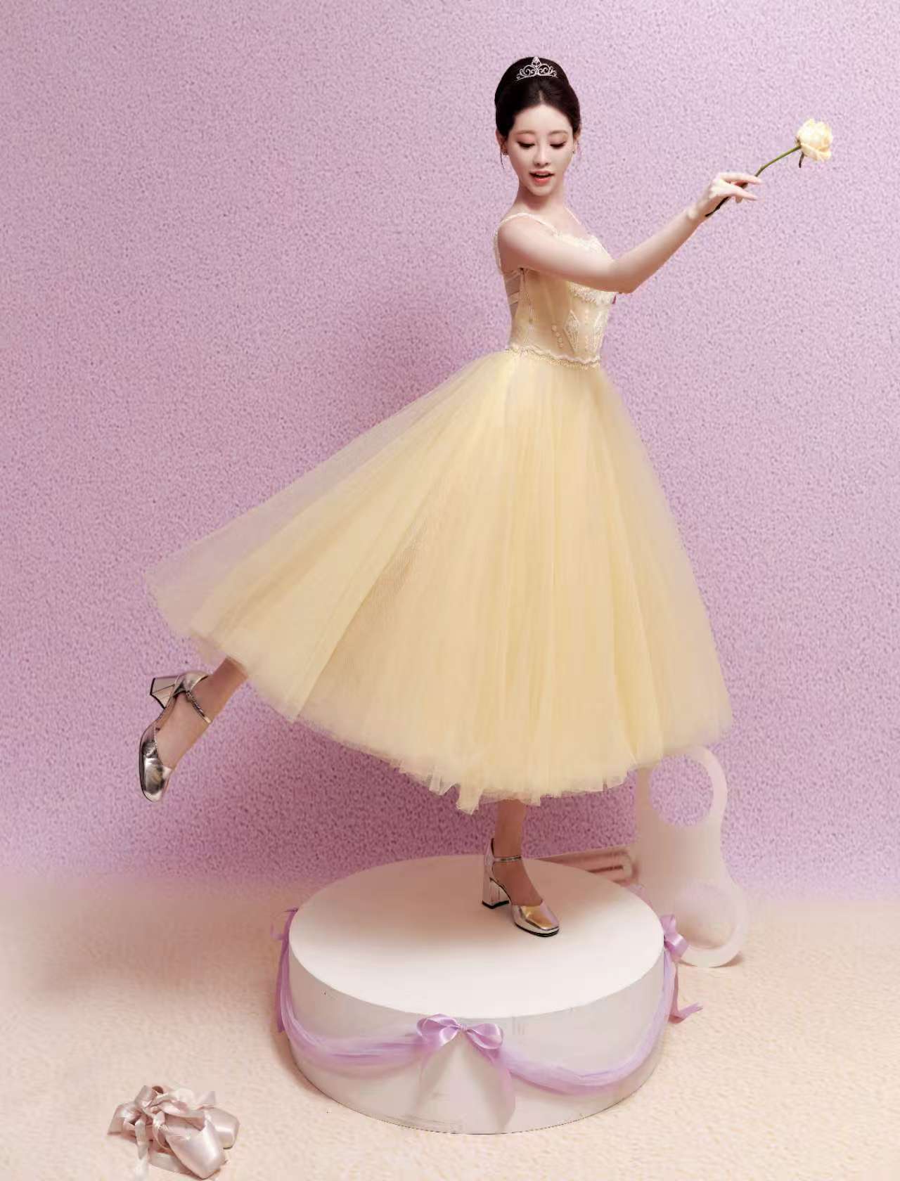 【淡黄蓬裙，蕾丝轻舞，每一帧都甜到了心尖儿】——祝绪丹