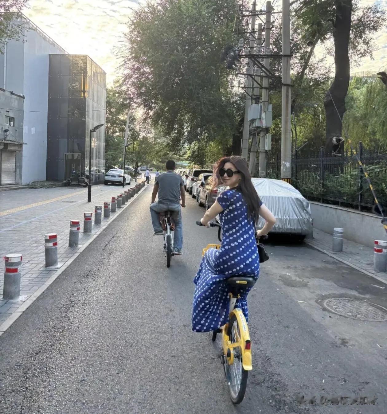 朱珠一家骑共享单车，她身上这条亚麻印花连衣裙真美，还是母女装