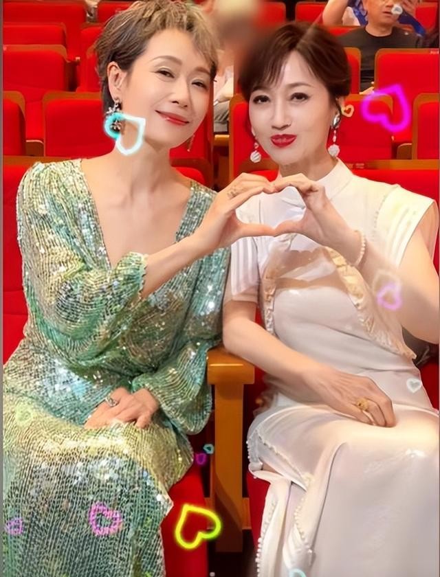 赵雅芝机场吃泡面被偶遇，喝矿泉水还得用吸管，饭后狂补妆真优雅