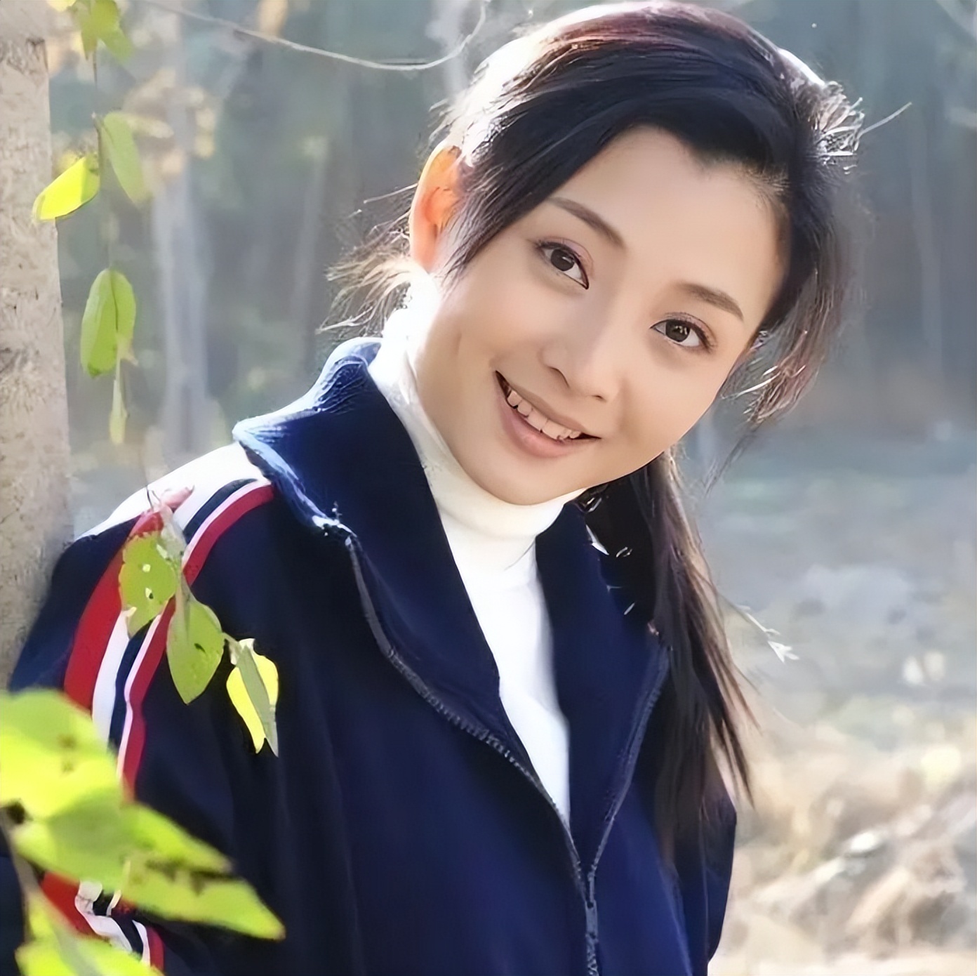 她是演员中的女富豪,豪车多的开不过来,如今45岁却活得像20岁