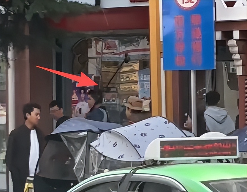 经超夫妇现身藏区！小李琳皱纹多、又矮又肥，牵老公手被嘲像母子