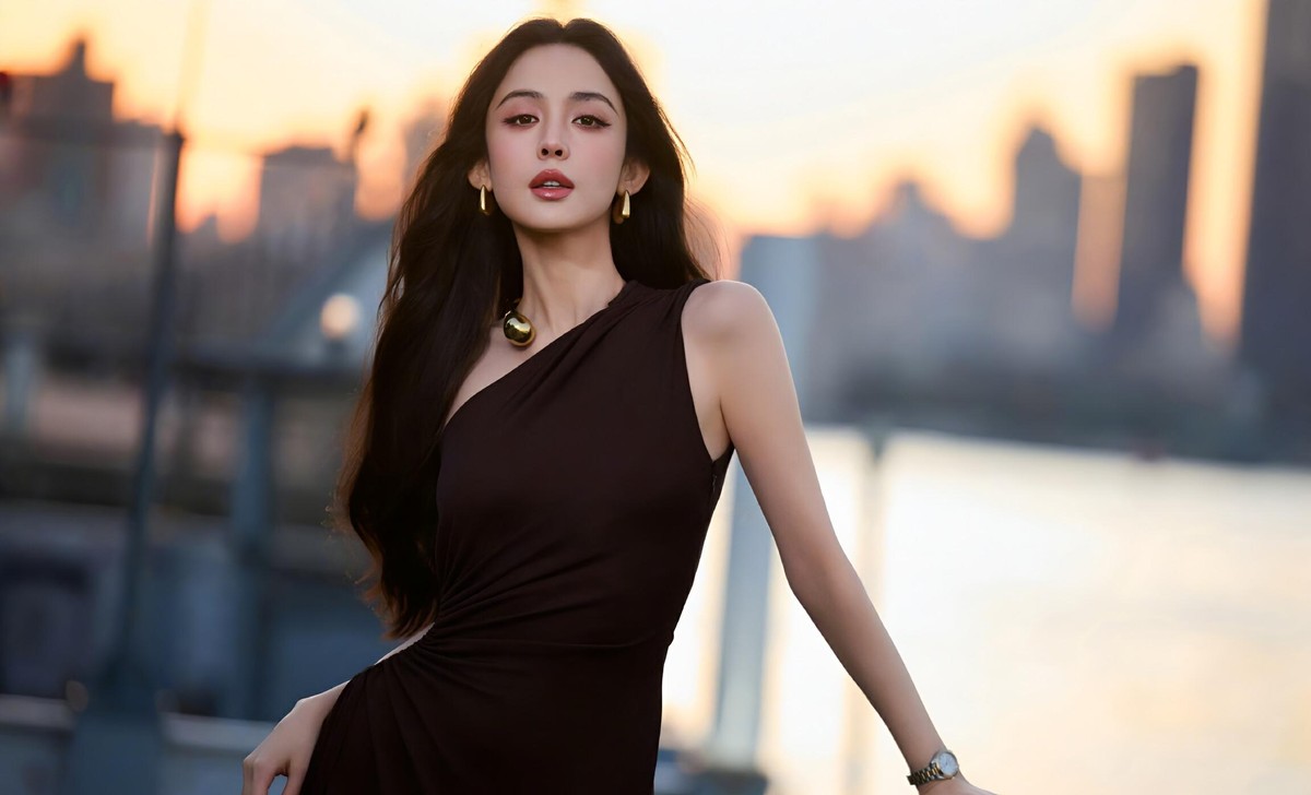 女星棕色裙子配金色配饰,冷艳妩媚反差感,现场气氛瞬间被点燃