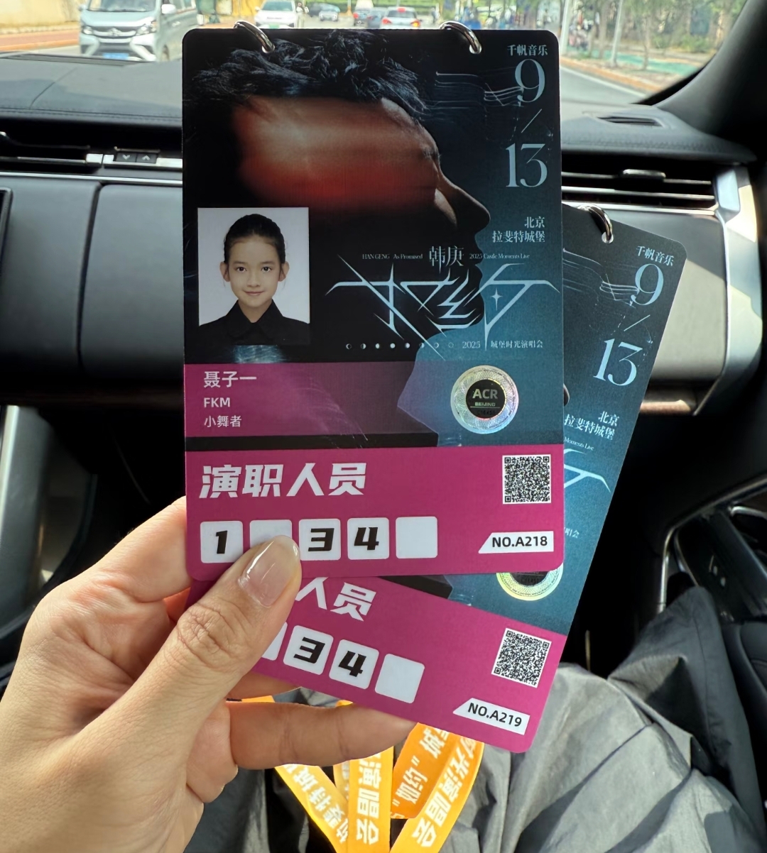 聂远老婆38岁生日，夫妻贴脸亲吻秀恩爱，11岁女儿搭档韩庚很有范