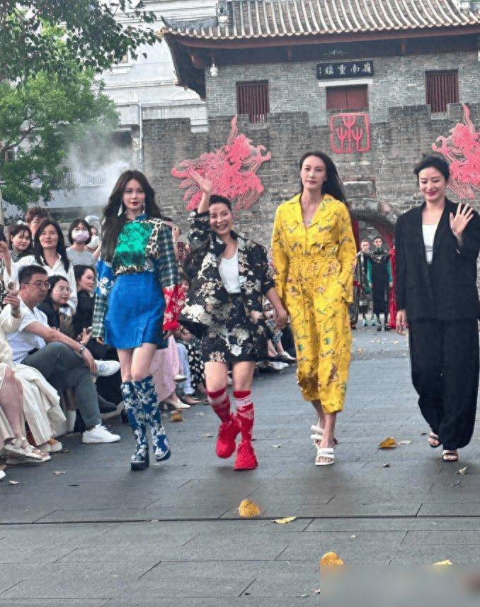 林丹能娶到谢杏芳真有眼光!穿黄色连体裤出席活动,端庄又显气质