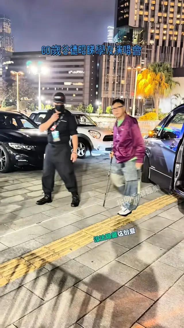 60岁知名港星近况曝光身形暴瘦，用拐杖弯腰走路被指像老翁