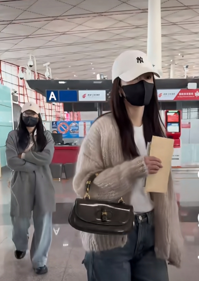 李沁现身北京机场，针织开衫配牛仔裤，简约造型尽显随性气质