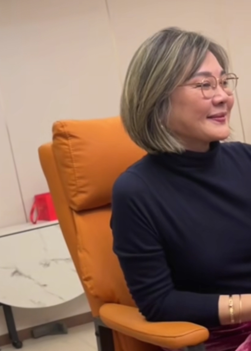 63岁刘斌北京聚会,坐主位烟不离手,63岁丛珊露面,优雅显年轻