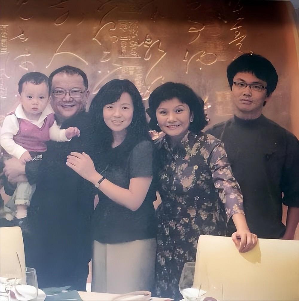 聂卫平的二婚妻子，哥哥家喻户晓，她是知名歌唱家，69岁仍未再婚