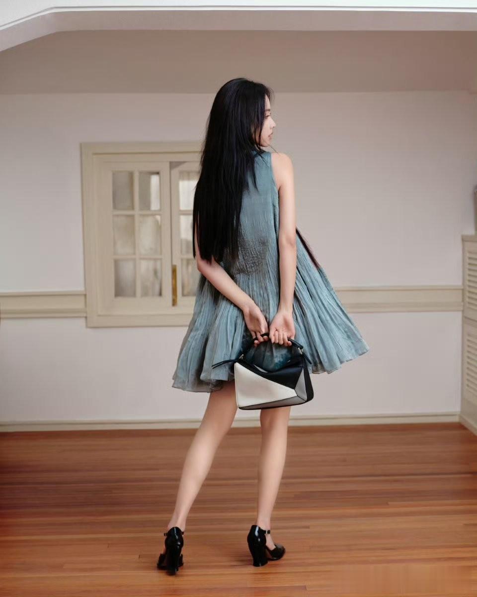 陈都灵穿拼色裙,在光影里尽显清新优雅气质