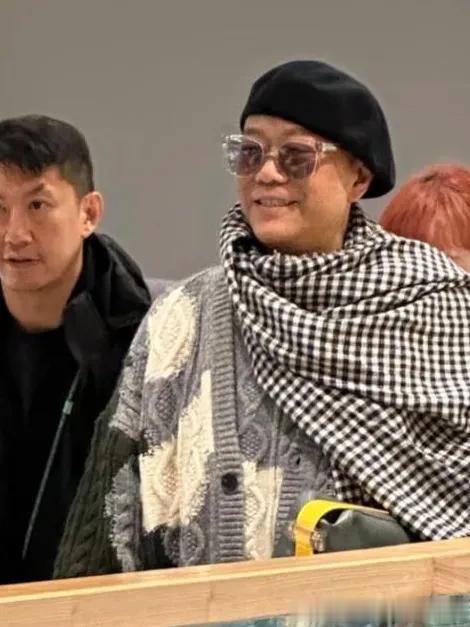 64岁欧阳震华现身广州花都逛街,他的状态好差,面容憔悴沧桑