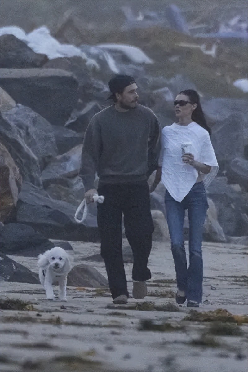 贝克汉姆长子撕父母后首现身,搂住31岁妻子很依赖,“只剩她了”