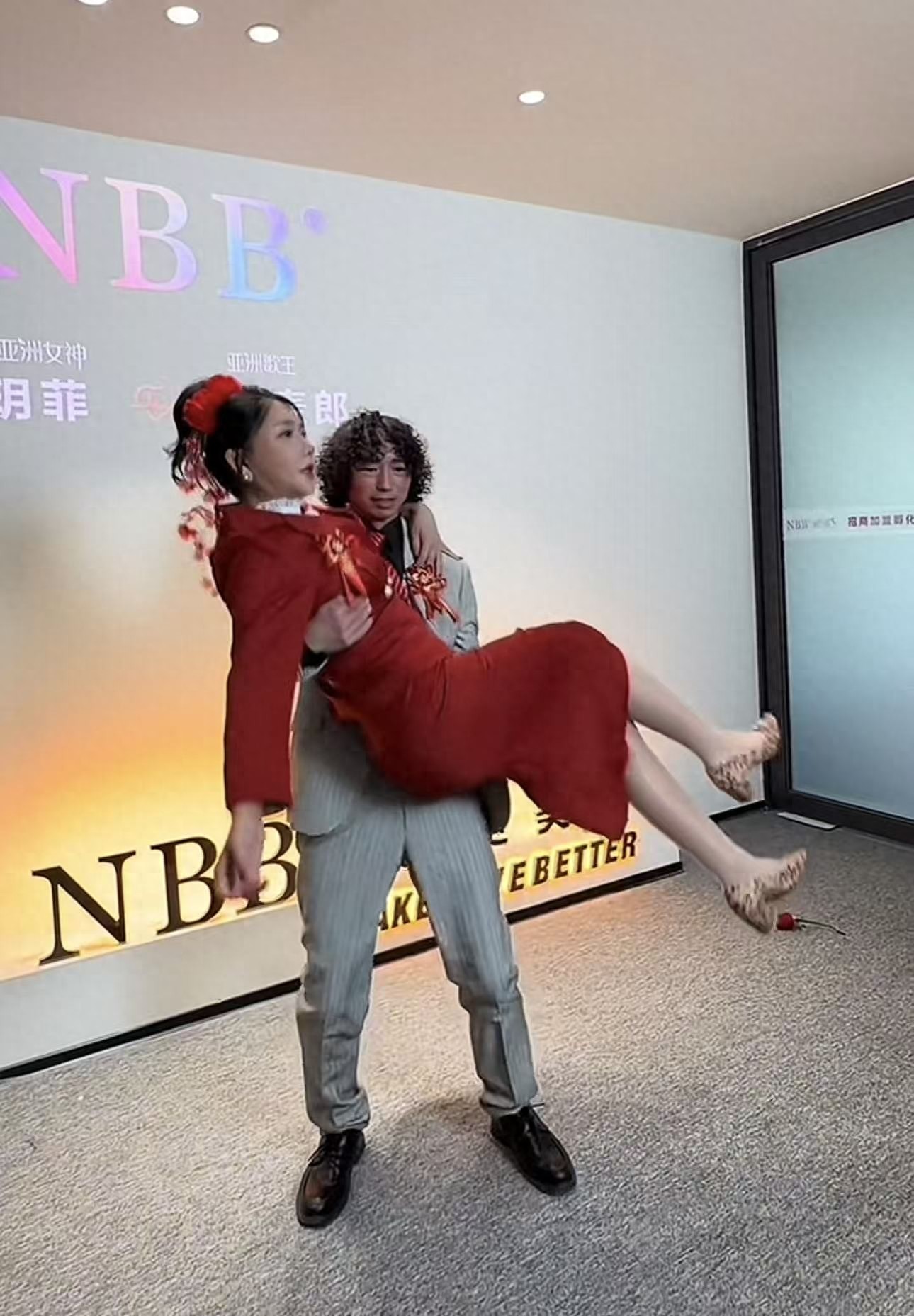 演员龚玥菲分享订婚视频，和庞麦郎各种秀恩爱