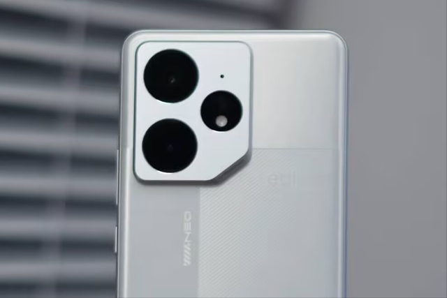 國補價1530元，極窄直屏+240萬分+7000mAh，適合普通用戶入手了