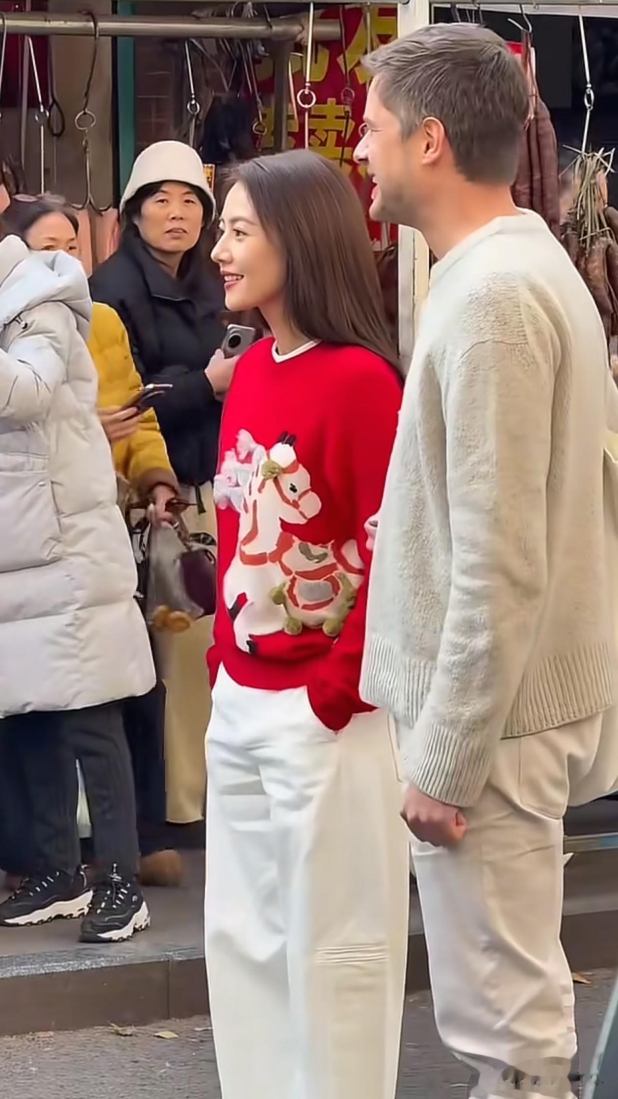 46岁高圆圆街头穿搭:红毛衣+白裤子,有法令纹,颜值却依旧抗打