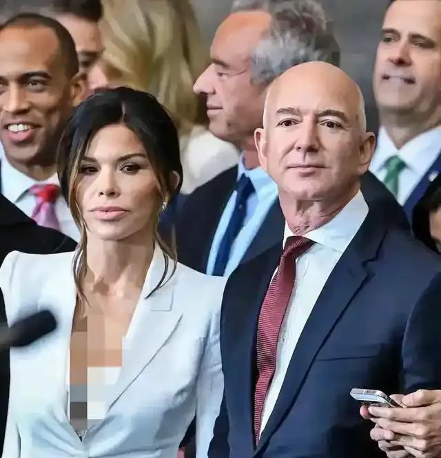 贝佐斯与桑切斯奥斯卡派对现身，肢体语言透露关系生变？