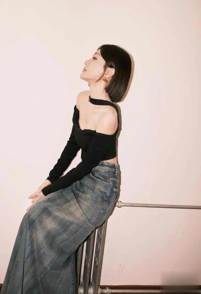 秦岚黑露肩牛仔裙封神！生图精修傻傻分不清，新剧路透杀疯全网