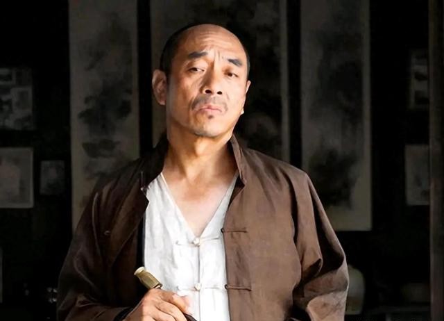 71岁老戏骨生病，住普通病房又黑又瘦，穿廉价塑料鞋，演过彭德怀