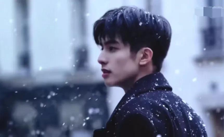 宋威龙现身央视春晚联排，雪地里穿黑色大衣，简直是氛围感的神