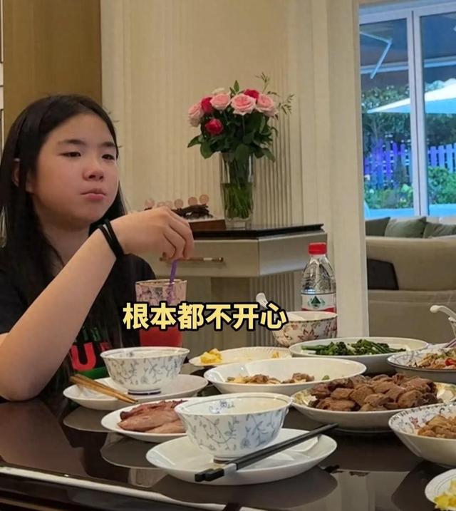 黄奕和12岁女儿在别墅里一餐饭吃12道菜，聊着当明星有多苦