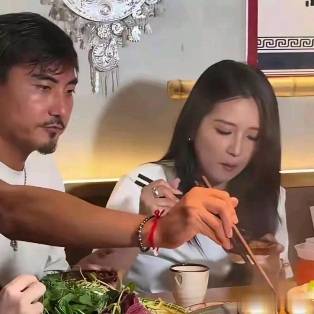 何洁和二婚老公刁磊，吃火锅被拍。怎么黑的油光锃亮，这眼光？