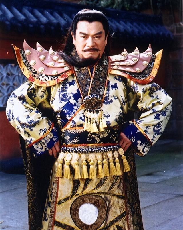 78岁演员高雄加拿大被偶遇,体态挺拔头发真多,演过霍元甲扫地僧