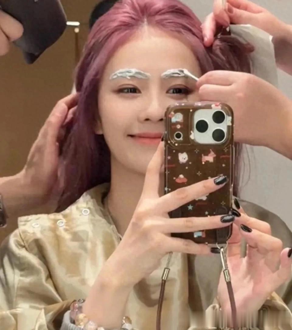 白鹿换了新发色变身“粉色芭比”，穿粉色V领针织开衫，高级显贵