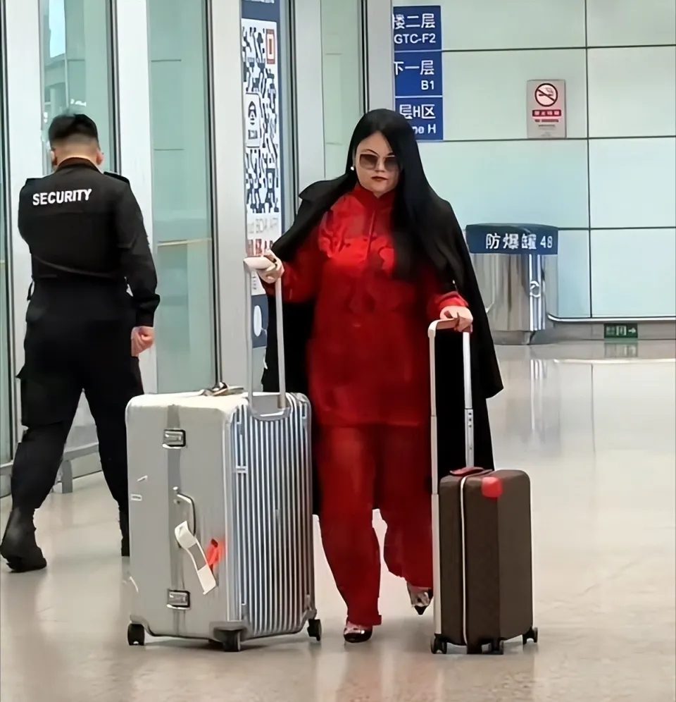 富婆人设坐实了！李湘回娘家，网友以为是五星级酒店，无声中炫富