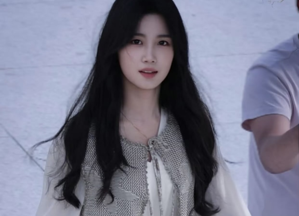 卢昱晓10个月“蜕变记”：从奶萌甜妹到清冷高智感美人