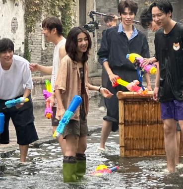 乌镇偶遇明星:彭昱畅真油腻,何炅一脸娇羞好娘,张子枫男人味浓